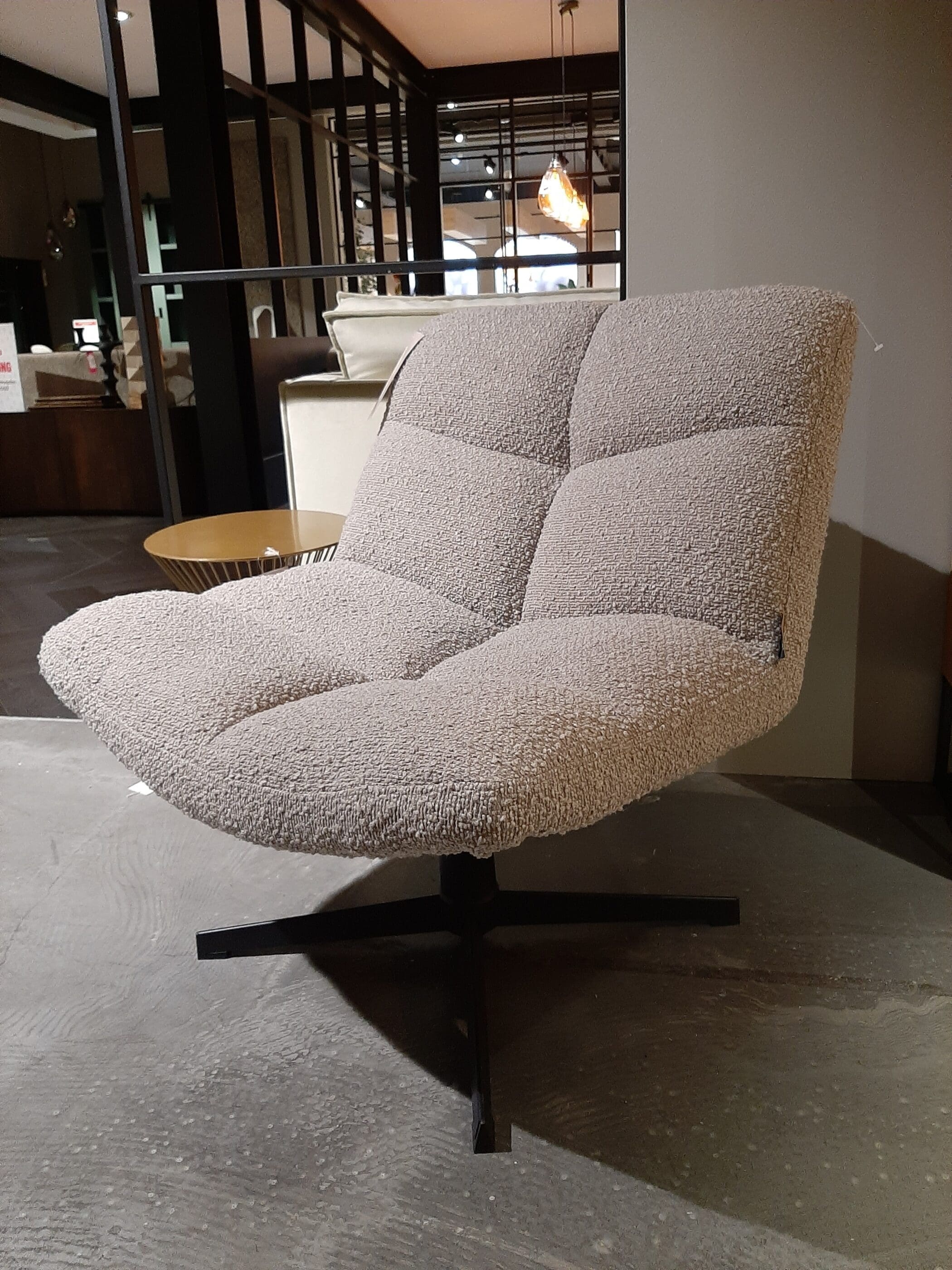 Vinny Draaifauteuil - Bouclé Zand **SHOWROOMMODEL**