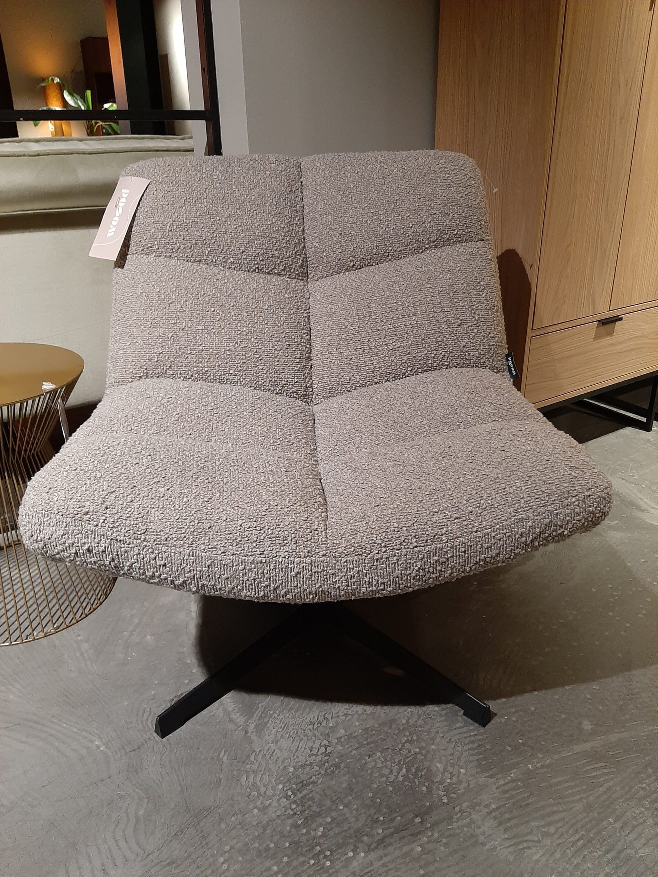 Vinny Draaifauteuil - Bouclé Zand **SHOWROOMMODEL** - Afbeelding 2