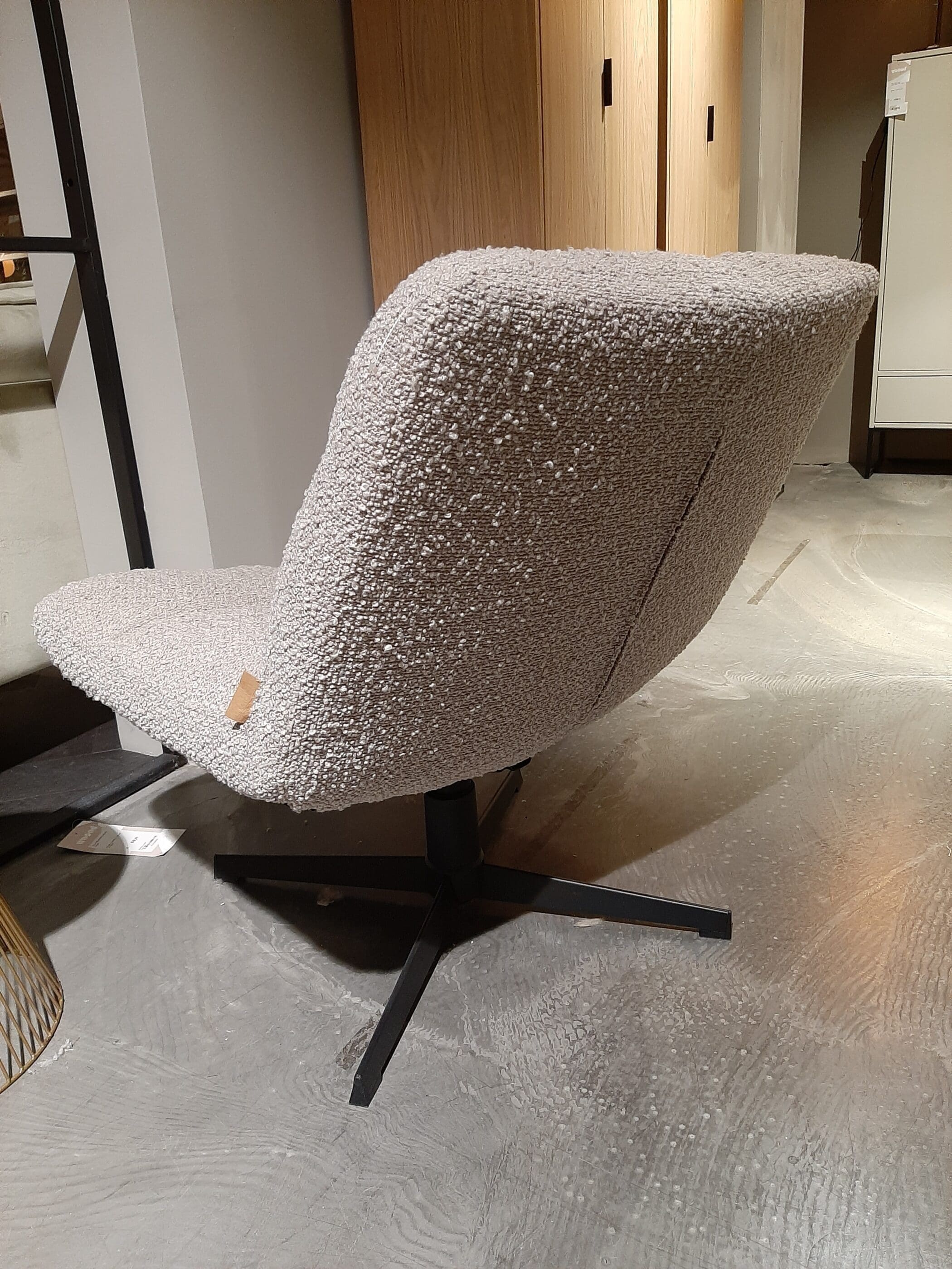 Vinny Draaifauteuil - Bouclé Zand **SHOWROOMMODEL** - Afbeelding 3