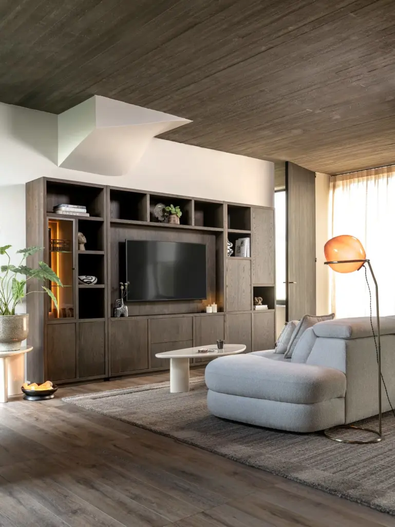 Grote tv-wand met ingebouwde kast en opbergruimte