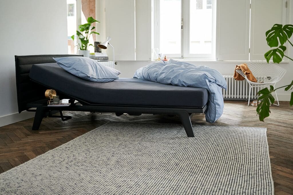 Slaapkamer met bed met antisnurk functie