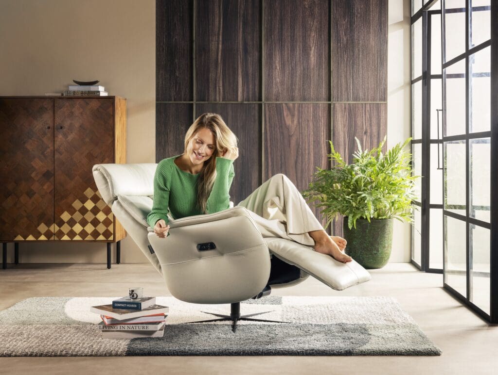 Vrouw ontspant in een comfortabele relaxfauteuil in een moderne woonkamer