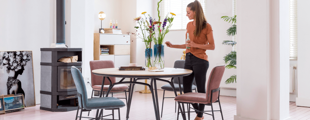 Bloemen op eettafel in modern interieur