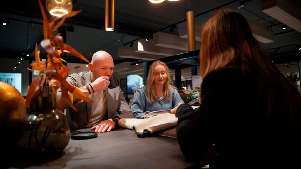 Adviesgesprek in woonwinkel showroom met interieuradviseur