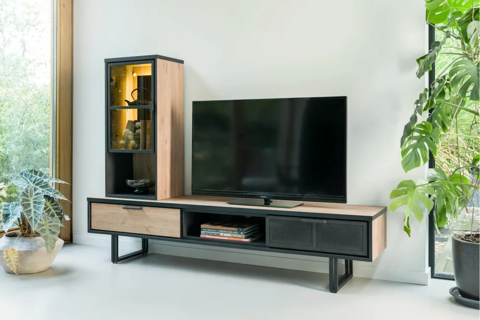 Houten tv-meubel met kast en open vakken in moderne woonkamer