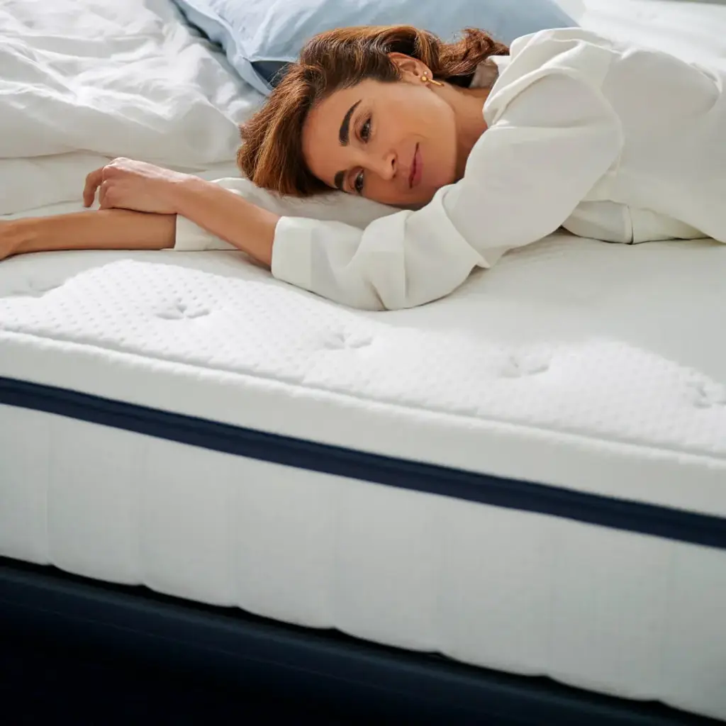 vrouw die op een matras ligt