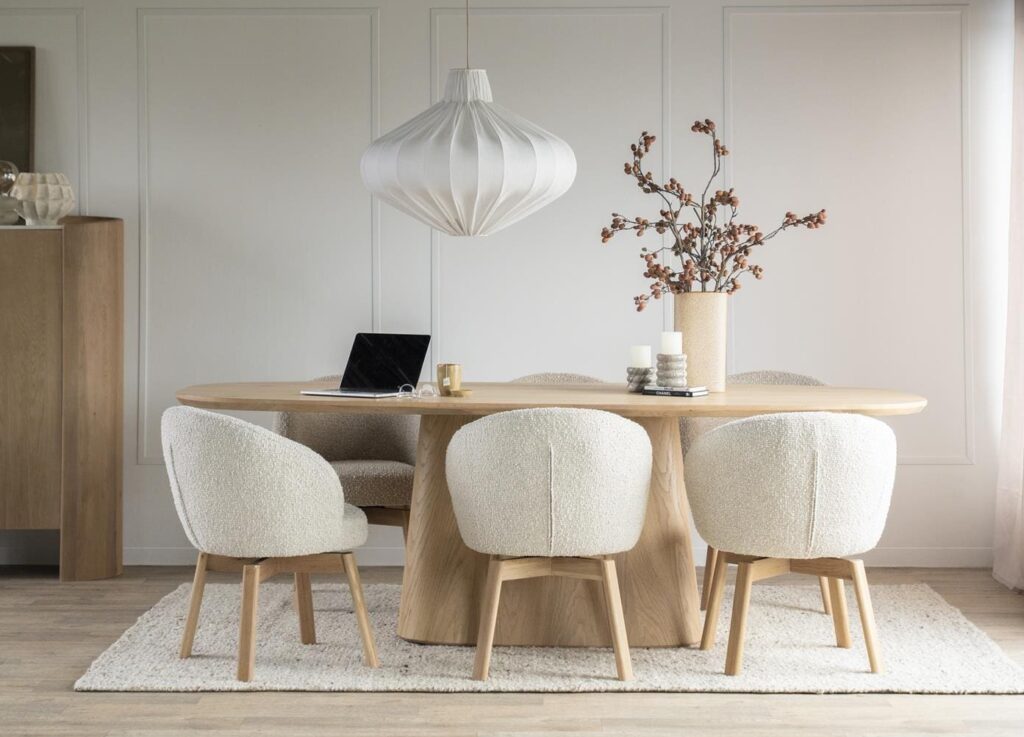 Japandi interieur met eettafel Nola van Eleonora.