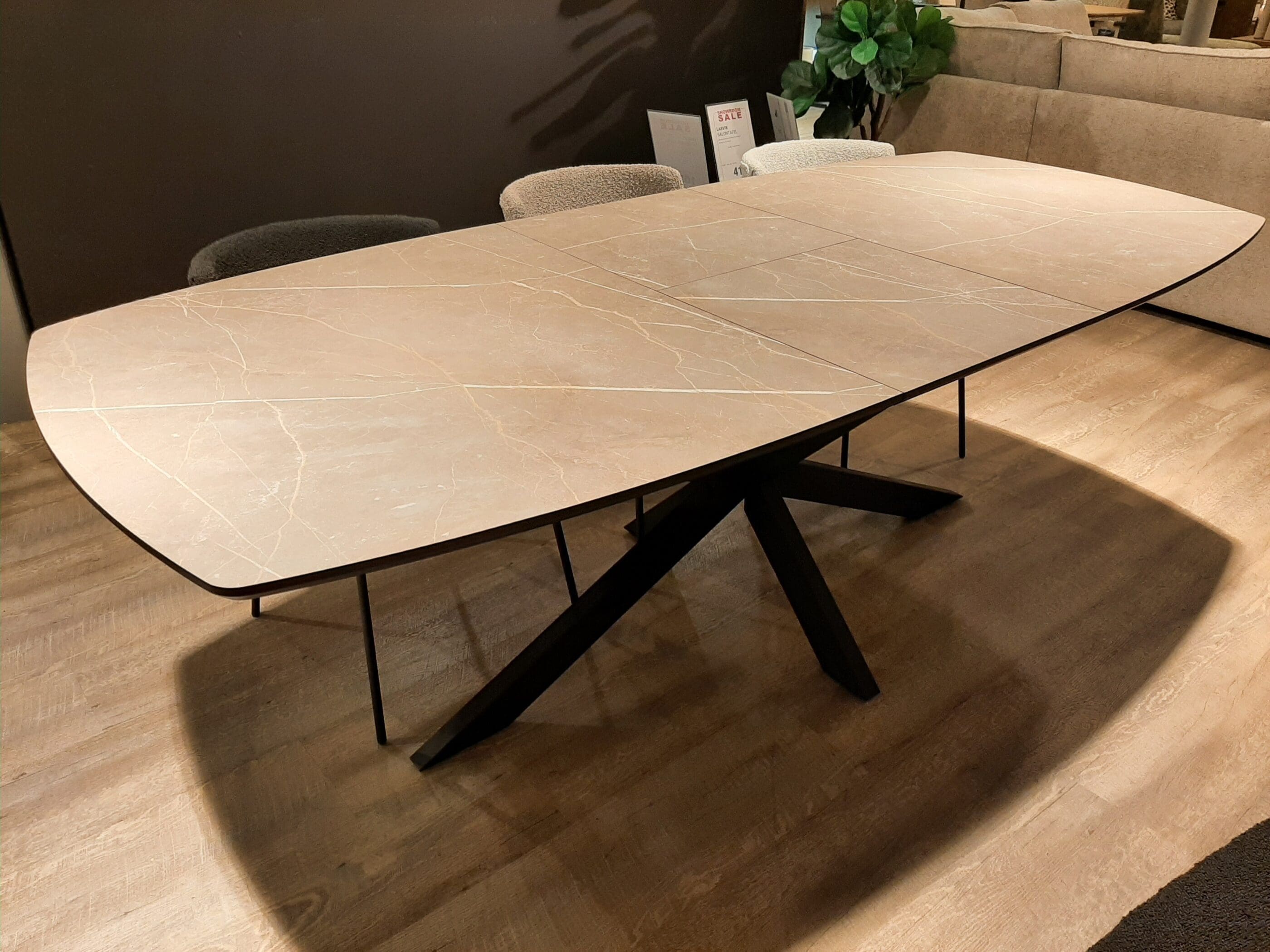 Emilio uitschuiftafel **SHOWROOMMODEL**